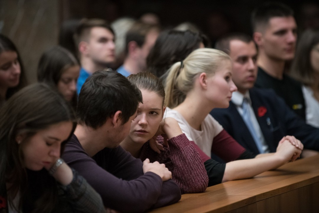 Studenti v probíhající diskuzi o nové akreditaci